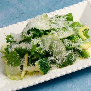 Зелёный салат с яблоком и пармезаном